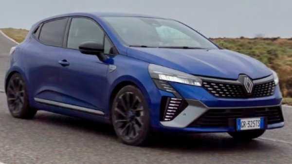 Втората най-евтина дизелова опция тук е Renault Clio - малка кола с дължина 405 см, ширина 180 см и височина 144 см. Има 300-литров багажник, който може да бъде удължен до 1069 чрез сгъване на втория ред седалки. 

Предлага се в една версия - Evolution. Там под капака е известният 1.5 dCi със 100 к.с., способен да тласне френския компактен автомобил до 174 км/ч. 0-100 км/ч прави за скромните 11,4 секунди. 

Отличен разход на гориво за сметка на това -  4,2 л/100 км. Задвижването е предно, скоростната кутия е 6-степенна механична. Цената у нас стартира от 40 490 лева.